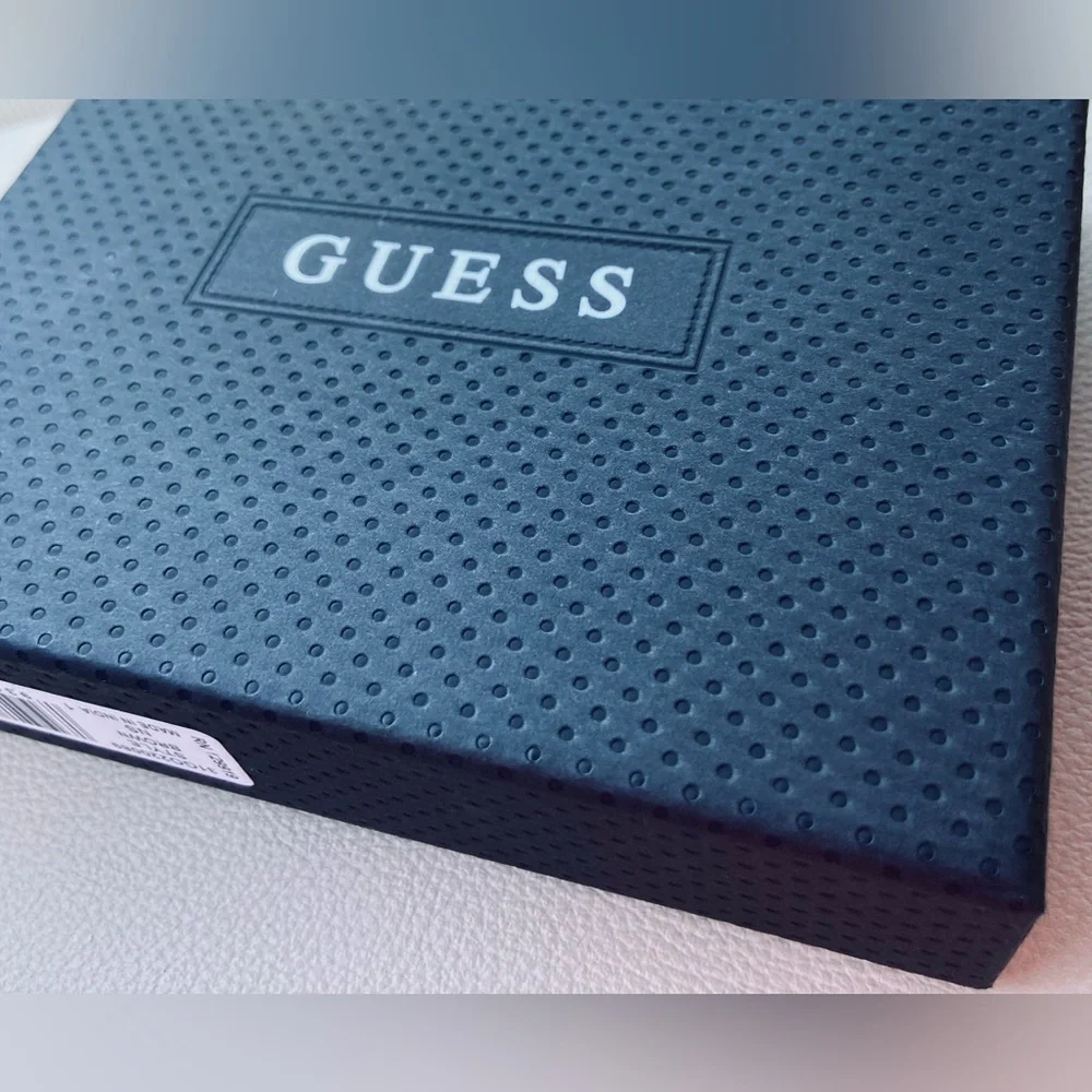 NWT! Guess men’s wallet in rich dark brown